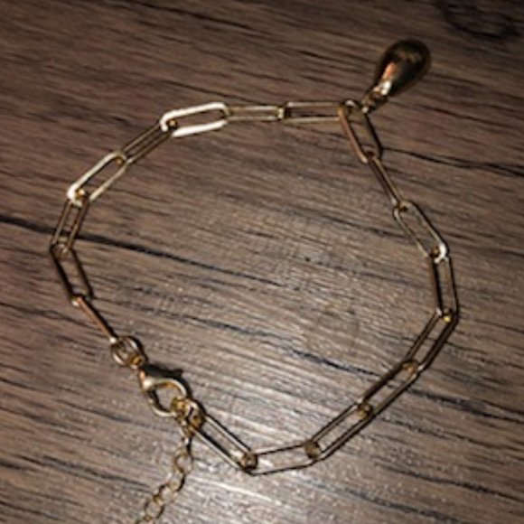 NWOT Gold Colored Chain Bracelet - Picture 3 of 4